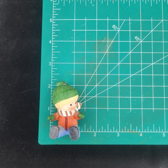 Vintage 1985 Country Cousins Ornament Little Boy Sitting  Holiday Christmas - Picture 2 of 6